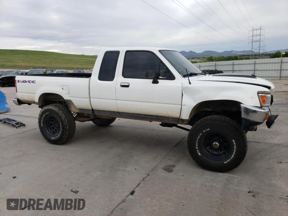 1993 Toyota Pickup DLX z VIN 4TAVN13D1PZ122508, wystawiony jako Copart lot #56737535 z przebiegiem 291 854 mil mil oraz Czysty tytuł • Clean title. Historia ofert i sprzedaży dostępna na DreamBid. Obrazek 4.