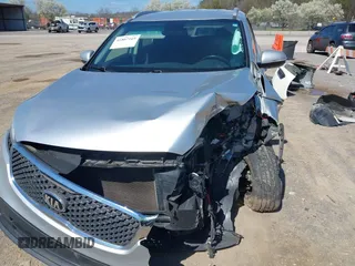 2018 Kia Sorento LX with VIN 5XYPG4A36JG420268, listed as a IAAI auction lot 41807169 with 99,272 mi miles. Bid and sale history available at carsss.com. Image 6.