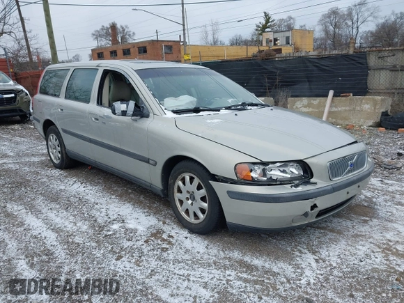 2001 Volvo V70 with VIN YV1SW61R412116714, listed as a IAAI auction lot 41241427 with 133,812 mi miles. Bid and sale history available at carsss.com. Image 1.