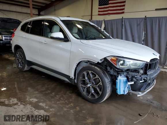 2020 BMW X1 xDrive28i z VIN WBXJG9C09L5P27695, wystawiony jako Copart lot #57039795 z przebiegiem 53 242 mil mil oraz Szkoda całkowita • Salvage title. Historia ofert i sprzedaży dostępna na DreamBid. Obrazek 4.