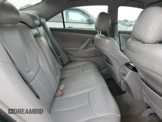 2010 Toyota Camry z VIN 4T1BF3EK4AU570933, wystawiony jako Copart lot #52262475 z przebiegiem 166 277 mil mil oraz Czysty tytuł • Clean title. Historia ofert i sprzedaży dostępna na DreamBid. Obrazek 10.