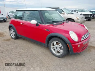 2006 MINI Hardtop с VIN WMWRC33556TK72619, выставлен на аукционе IAAI как лот 42780333 с пробегом 106 398 миль миль и . История ставок и продаж доступна на DreamBid. Изображение 1.