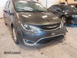 2018 Chrysler Pacifica Limited z VIN 2C4RC1GG2JR357615, wystawiony jako IAAI lot #41937587 z przebiegiem 62 394 mil mil oraz . Historia ofert i sprzedaży dostępna na DreamBid. Obrazek 18.