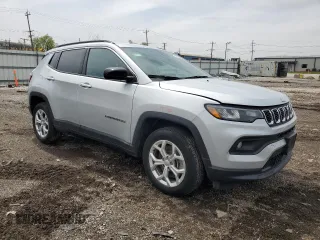 2024 Jeep Compass Latitude z VIN 3C4NJDBN7RT107047, wystawiony jako Copart lot #55265515 z przebiegiem 27 017 mil mil oraz Szkoda całkowita • Salvage title. Historia ofert i sprzedaży dostępna na DreamBid. Obrazek 4.