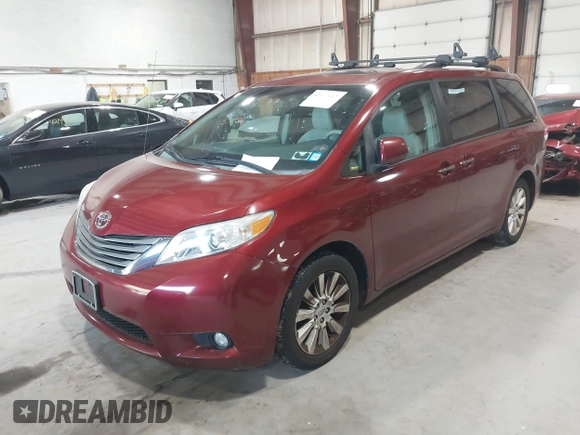 2013 Toyota Sienna XLE z VIN 5TDDK3DCXDS053048, wystawiony jako IAAI lot #42163668 z przebiegiem 104 765 mil mil oraz . Historia ofert i sprzedaży dostępna na DreamBid. Obrazek 2.