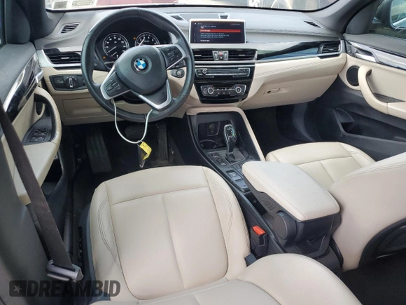 2020 BMW X1 xDrive28i z VIN WBXJG9C08L5P21466, wystawiony jako Copart lot #61664675 z przebiegiem 54 176 mil mil oraz Szkoda całkowita • Salvage title. Historia ofert i sprzedaży dostępna na DreamBid. Obrazek 8.