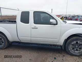 2017 Nissan Frontier SV z VIN 1N6AD0CU6HN771615, wystawiony jako IAAI lot #41552941 z przebiegiem 120 919 mil mil oraz . Historia ofert i sprzedaży dostępna na DreamBid. Obrazek 13.