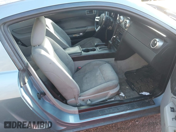 2005 Ford Mustang Deluxe z VIN 1ZVFT80N855137996, wystawiony jako IAAI lot #41872426 z przebiegiem 174 484 mil mil oraz . Historia ofert i sprzedaży dostępna na DreamBid. Obrazek 5.