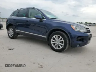 2013 Volkswagen Touareg Exec z VIN WVGEF9BP6DD013915, wystawiony jako Copart lot #55024485 z przebiegiem 238 848 mil mil oraz Szkody całkowita. Historia ofert i sprzedaży dostępna na DreamBid. Obrazek 4.