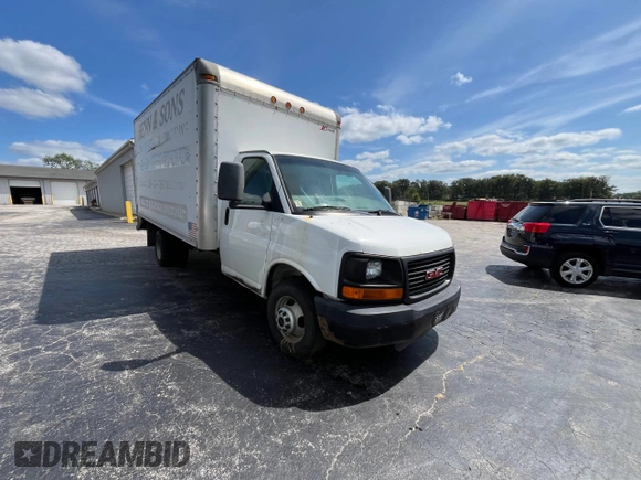 2005 GMC Savana z VIN 1GDJG31U651163557, wystawiony jako Copart lot #85157144 z przebiegiem 403 358 mil mil oraz Czysty tytuł • Clean title. Historia ofert i sprzedaży dostępna na DreamBid. Obrazek 1.