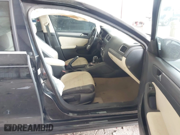 2012 Volkswagen Jetta Sedan SEL w/Sunroof with VIN 3VWLX7AJ5CM379634, listed as a IAAI auction lot 41634048 with 209,586 mi miles. Bid and sale history available at carsss.com. Image 5.