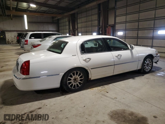 2007 Lincoln Town Car Signature с VIN 1LNHM81V97Y631594, выставлен на аукционе Copart как лот 54314315 с пробегом 293 930 миль миль и Списание • Salvage title. История ставок и продаж доступна на DreamBid. Изображение 3.
