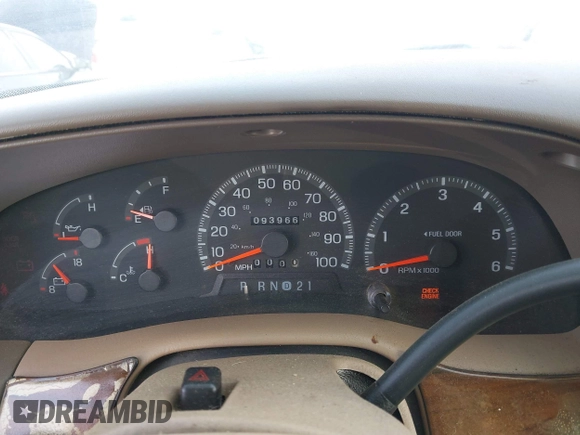1998 Ford Expedition XLT with VIN 1FMRU17L5WLA66306, listed as a IAAI auction lot 41145712 with 93,966 mi miles. Bid and sale history available at carsss.com. Image 7.