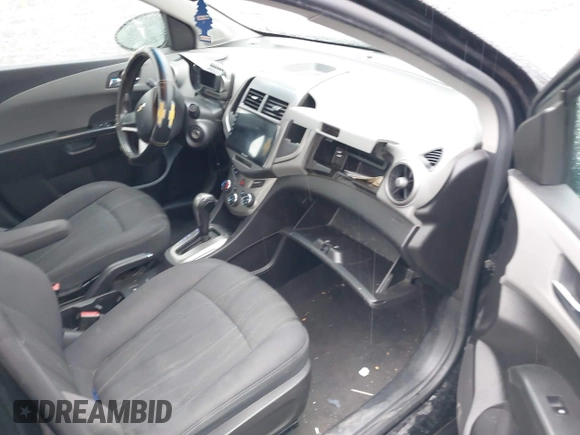 2012 Chevrolet Sonic LT z VIN 1G1JC5SH2C4201478, wystawiony jako IAAI lot #40933718 z przebiegiem 140 077 mil mil oraz . Historia ofert i sprzedaży dostępna na DreamBid. Obrazek 5.