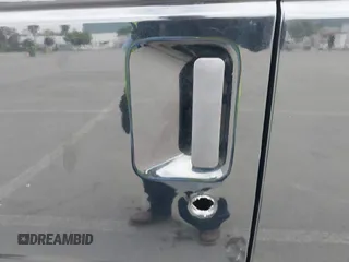 2010 Ford Econoline Passenger XL z VIN 1FBNE3BL8ADA02903, wystawiony jako IAAI lot #42103974 z przebiegiem Nie podano mil oraz . Historia ofert i sprzedaży dostępna na DreamBid. Obrazek 16.