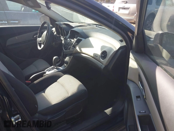 2015 Chevrolet Cruze LS z VIN 1G1PA5SH5F7283144, wystawiony jako IAAI lot #42103216 z przebiegiem 179 106 mil mil oraz . Historia ofert i sprzedaży dostępna na DreamBid. Obrazek 5.