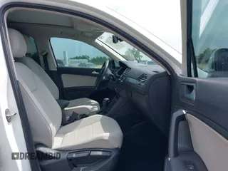 2020 Volkswagen Tiguan SE z VIN 3VV3B7AX4LM032609, wystawiony jako IAAI lot #42074359 z przebiegiem 52 404 mil mil oraz . Historia ofert i sprzedaży dostępna na DreamBid. Obrazek 5.