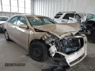 2011 Toyota Camry LE z VIN 4T1BF3EK9BU635504, wystawiony jako IAAI lot #42230320 z przebiegiem 285 280 mil mil oraz . Historia ofert i sprzedaży dostępna na DreamBid. Obrazek 1.