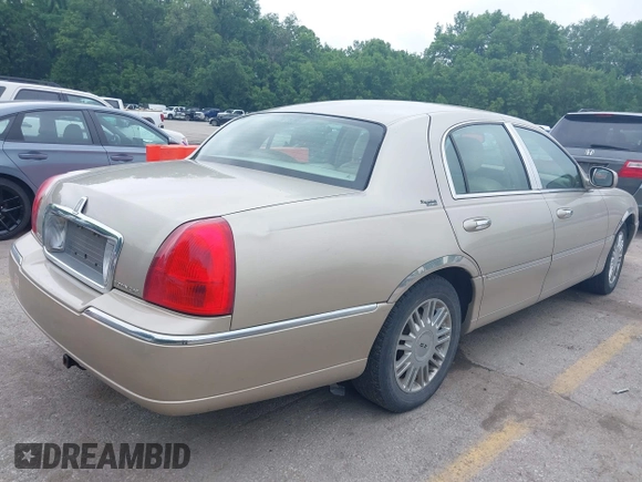 2009 Lincoln Town Car Signature Limited z VIN 2LNHM82V49X617314, wystawiony jako IAAI lot #42307140 z przebiegiem 85 385 mil mil oraz . Historia ofert i sprzedaży dostępna na DreamBid. Obrazek 4.