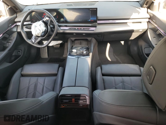2024 BMW i5 eDrive40 z VIN WBY33FK04RCR61828, wystawiony jako Copart lot #75008794 z przebiegiem 11 905 mil mil oraz Szkody całkowita. Historia ofert i sprzedaży dostępna na DreamBid. Obrazek 8.