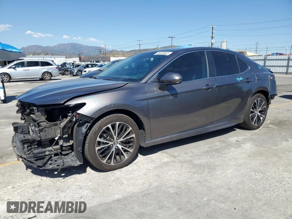 2020 Toyota Camry SE z VIN 4T1G11AK3LU887927, wystawiony jako Copart lot #56430665 z przebiegiem 60 927 mil mil oraz Szkoda całkowita • Salvage title. Historia ofert i sprzedaży dostępna na DreamBid. Obrazek 1.