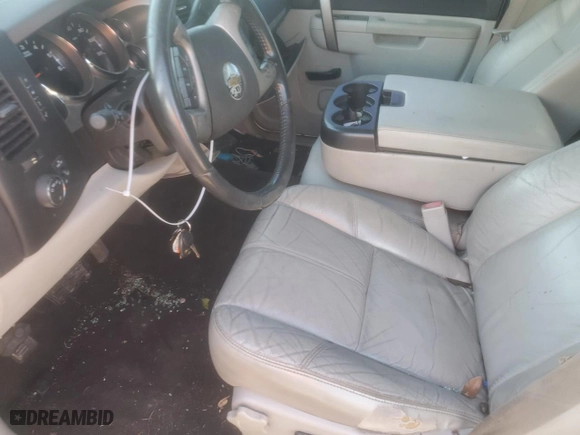 2010 Chevrolet Silverado 1500 LT with VIN 3GCRKSE38AG273099, listed as a Copart auction lot 82939803 with 220,293 mi miles and Salvage Title. Bid and sale history available at carsss.com. Image 7.