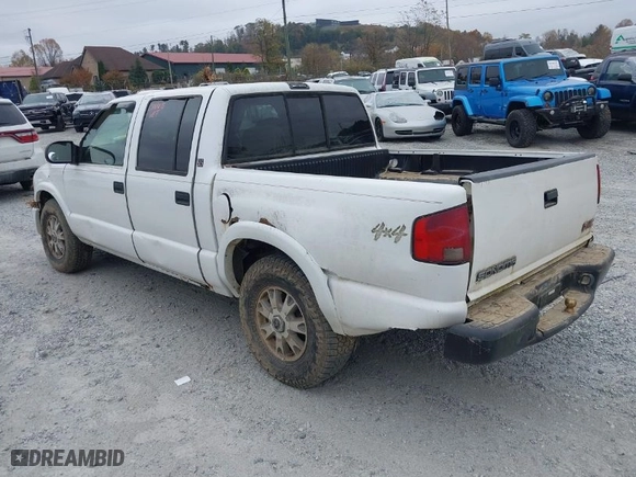 2002 GMC Sonoma SLS with VIN 1GTDT13W92K118425, listed as a IAAI auction lot 40692470 with 1 mi miles. Bid and sale history available at carsss.com. Image 3.