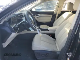 2024 Audi Q8 e-tron Premium Plus z VIN WA15AAGE4RB017020, wystawiony jako Copart lot #87812675 z przebiegiem 14 464 mil mil oraz Szkody całkowita. Historia ofert i sprzedaży dostępna na DreamBid. Obrazek 7.