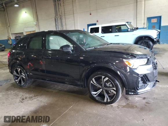 2024 Audi Q3 S line Premium Plus z VIN WA1EECF34R1035605, wystawiony jako Copart lot #42318005 z przebiegiem 10 264 mil mil oraz Szkody całkowita. Historia ofert i sprzedaży dostępna na DreamBid. Obrazek 4.