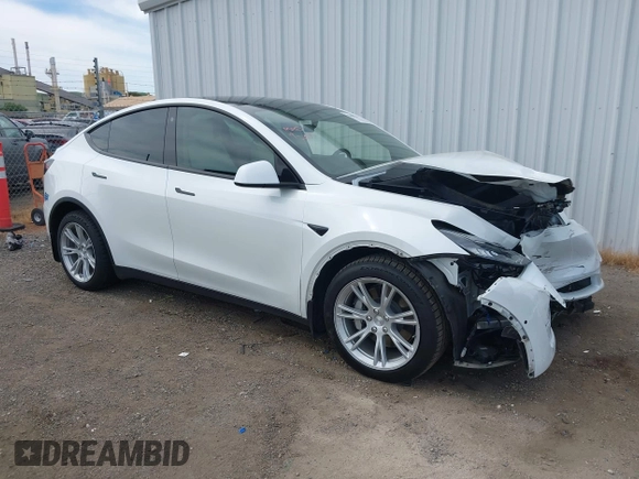 2021 Tesla Model Y Long Range with VIN 5YJYGDEE1MF152256, listed as a IAAI auction lot 42004769 with 35,176 mi miles. Bid and sale history available at carsss.com. Image 1.