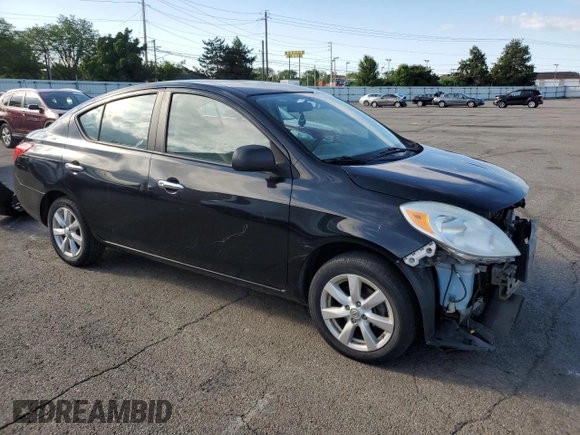 2012 Nissan Versa SV z VIN 3N1CN7APXCL939881, wystawiony jako Copart lot #58373915 z przebiegiem 82 970 mil mil oraz Szkoda całkowita • Salvage title. Historia ofert i sprzedaży dostępna na DreamBid. Obrazek 4.