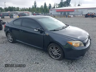 2006 Scion tC z VIN JTKDE177960133014, wystawiony jako IAAI lot #42407196 z przebiegiem 143 448 mil mil oraz . Historia ofert i sprzedaży dostępna na DreamBid. Obrazek 1.