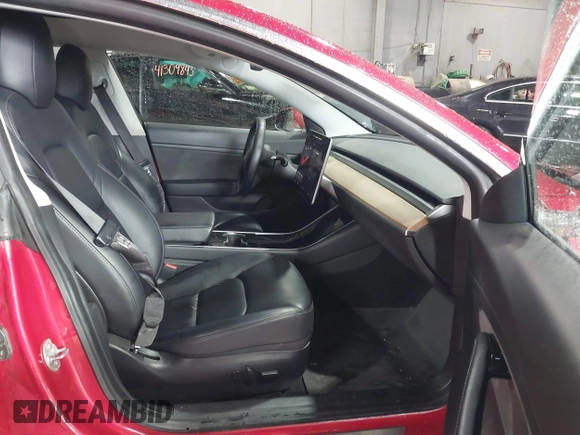 2020 Tesla Model 3 Standard Range Plus z VIN 5YJ3E1EA2LF705670, wystawiony jako IAAI lot #41572352 z przebiegiem 99 980 mil mil oraz . Historia ofert i sprzedaży dostępna na DreamBid. Obrazek 5.