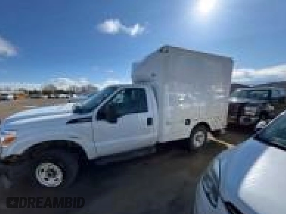 2013 Ford F-250 XL z VIN 1FDBF2B6XDEB43045, wystawiony jako IAAI lot #42511129 z przebiegiem 607 408 mil mil oraz . Historia ofert i sprzedaży dostępna na DreamBid. Obrazek 3.