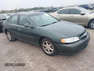 2000 Nissan Altima GXE with VIN 1N4DL01AXYC141108, listed as a IAAI auction lot 41400327 with 194,843 mi miles. Bid and sale history available at carsss.com. Image 1.