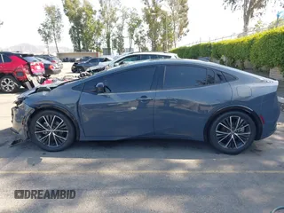 2023 Toyota Prius LE z VIN JTDADABU6P3001399, wystawiony jako IAAI lot #42137395 z przebiegiem 37 716 mil mil oraz . Historia ofert i sprzedaży dostępna na DreamBid. Obrazek 14.