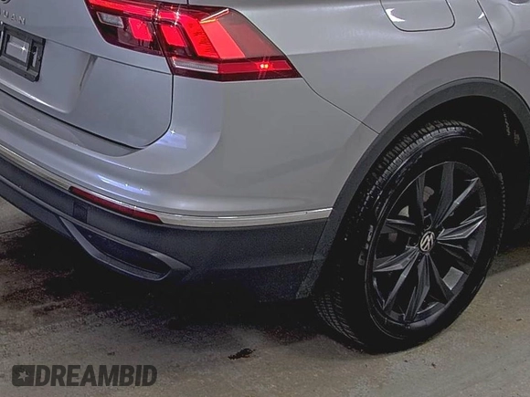 2024 Volkswagen Tiguan SE with VIN 3VV3B7AX9RM084536, listed as a IAAI auction lot 42708274 with 33,250 mi miles and . Bid and sale history available at DreamBid. Image 7.