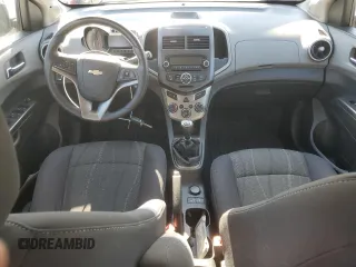 2012 Chevrolet Sonic LT z VIN 1G1JD6SB5C4229712, wystawiony jako Copart lot #81492374 z przebiegiem 116 566 mil mil oraz Czysty tytuł • Clean title. Historia ofert i sprzedaży dostępna na DreamBid. Obrazek 8.