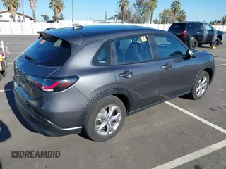 2024 Honda HR-V LX z VIN 3CZRZ2H35RM765460, wystawiony jako IAAI lot #41760314 z przebiegiem 12 837 mil mil oraz . Historia ofert i sprzedaży dostępna na DreamBid. Obrazek 4.