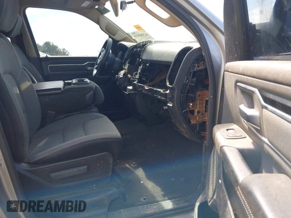 2020 Ram 1500 Big Horn z VIN 1C6SRFFTXLN101550, wystawiony jako IAAI lot #42275672 z przebiegiem 40 154 mil mil oraz . Historia ofert i sprzedaży dostępna na DreamBid. Obrazek 5.
