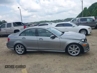 2014 Mercedes-Benz C 250 Sport z VIN WDDGF4HB6EA942040, wystawiony jako IAAI lot #42290082 z przebiegiem 91 327 mil mil oraz . Historia ofert i sprzedaży dostępna na DreamBid. Obrazek 13.