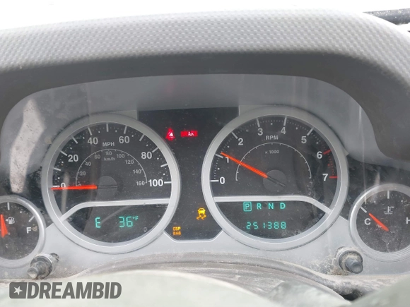 2007 Jeep Wrangler Sahara z VIN 1J8FA54107L202622, wystawiony jako IAAI lot #41391138 z przebiegiem 251 388 mil mil oraz . Historia ofert i sprzedaży dostępna na DreamBid. Obrazek 7.