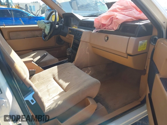 1994 Volvo 900 Action z VIN YV1JS8311R1169592, wystawiony jako IAAI lot #41647893 z przebiegiem 287 426 mil mil oraz . Historia ofert i sprzedaży dostępna na DreamBid. Obrazek 5.
