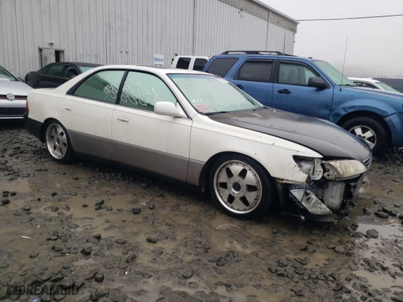 1998 Lexus ES 300 Luxury Sport Sdn with VIN JT8BF28G2W5032057, listed as a Copart auction lot 45032425 with 218,837 mi miles and Salvage Title. Bid and sale history available at carsss.com. Image 4.