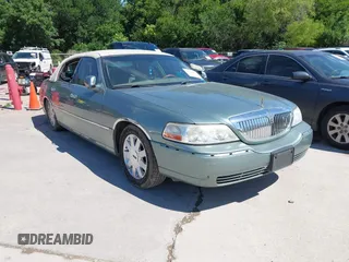 2004 Lincoln Town Car Ultimate z VIN 1LNHM83W74Y688961, wystawiony jako IAAI lot #42222464 z przebiegiem 132 780 mil mil oraz . Historia ofert i sprzedaży dostępna na DreamBid. Obrazek 1.