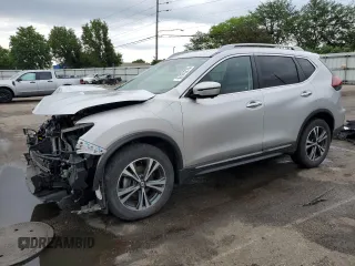 2018 Nissan Rogue SV z VIN 5N1AT2MV9JC797177, wystawiony jako Copart lot #57473275 z przebiegiem 61 079 mil mil oraz Szkoda całkowita • Salvage title. Historia ofert i sprzedaży dostępna na DreamBid. Obrazek 1.