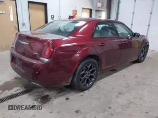 2018 Chrysler 300 S с VIN 2C3CCAGG5JH302401, выставлен на аукционе IAAI как лот 41493239 с пробегом 171 610 миль миль и . История ставок и продаж доступна на DreamBid. Изображение 4.