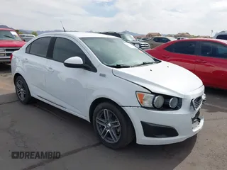 2013 Chevrolet Sonic LS z VIN 1G1JA5SH9D4249356, wystawiony jako IAAI lot #42373352 z przebiegiem 151 337 mil mil oraz . Historia ofert i sprzedaży dostępna na DreamBid. Obrazek 1.