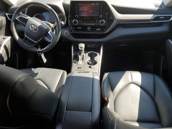 2022 Toyota Highlander XLE with VIN 5TDGZRBH3NS594857, listed as a Copart auction lot 57678895 with 21,899 mi miles and Salvage title. Bid and sale history available at DreamBid. Image 8.