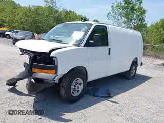 2025 GMC Savana Cargo z VIN 1GTW7AFP7S1140785, wystawiony jako IAAI lot #42340032 z przebiegiem 585 mil mil oraz . Historia ofert i sprzedaży dostępna na DreamBid. Obrazek 2.